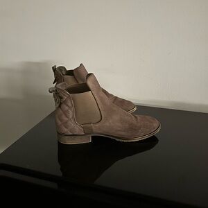 Steve Madden Taupe Quilted Ankle Booties